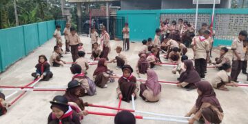 Latihan Rutin, Penggalang SD Negeri Tajurhalang 1 Belajar Penggunaan Tongkat