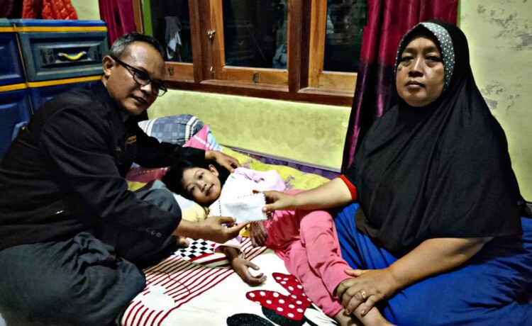 Peduli Terhadap Sesama, Kwarcab Majalengka Beri Santunan kepada Dik Mila