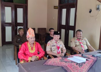 Ikuti Rakerda Daring, Pimpinan Kwarcab Pati Kenakan Kemeja Pramuka Dan Pakaian Adat