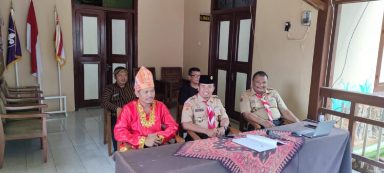 Ikuti Rakerda Daring, Pimpinan Kwarcab Pati Kenakan Kemeja Pramuka Dan Pakaian Adat