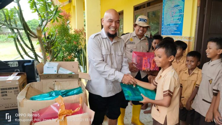 Pramuli Kwarda Jateng Distribusikan Bantuan Paket Buku dan Alat Tulis di SDN Banjarsari Pati