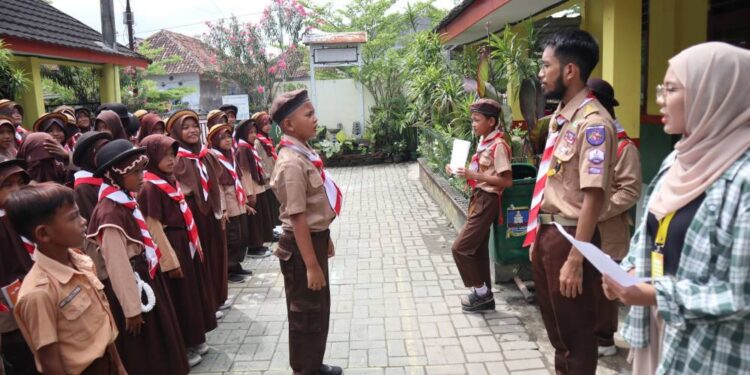 Anggota Pramuka UGM Bantu Aktivasi Latihan Pramuka SDN Tanara 1 Kabupaten Serang Selama KKN