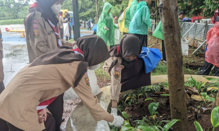 Kwarran Cibinong bersama Eco Ranger Melaksanakan Bersih Lingkungan di Alun-alun Cirimekar