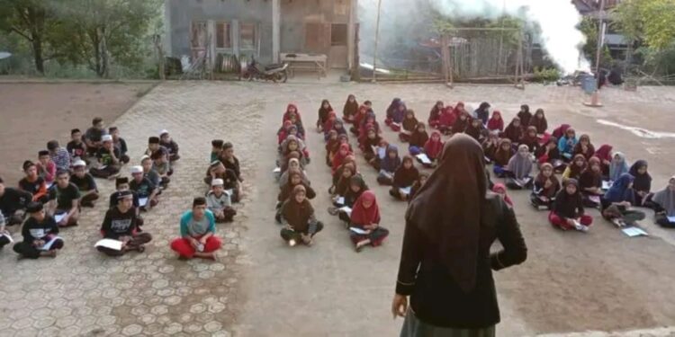 Siapkan Gen-Z Tangguh, MA PP Nurul Falah Bulukumba Mengadakan Latihan Kepramukaan