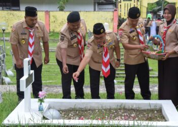 Peringati Hari Bapak Pandu Sedunia, Kwarcab Sibolga Laksanakan Upacara Ziarah dan Tabur Bunga Di Makam Pahlawan