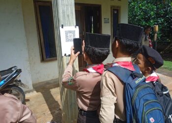Manfaatkan Teknologi Modern, Pramuka Gudep MI Mambaul Ulum Way Jepara Gelar Hiking dengan Tanda Jejak QR Code