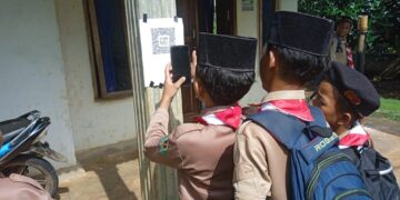 Manfaatkan Teknologi Modern, Pramuka Gudep MI Mambaul Ulum Way Jepara Gelar Hiking dengan Tanda Jejak QR Code