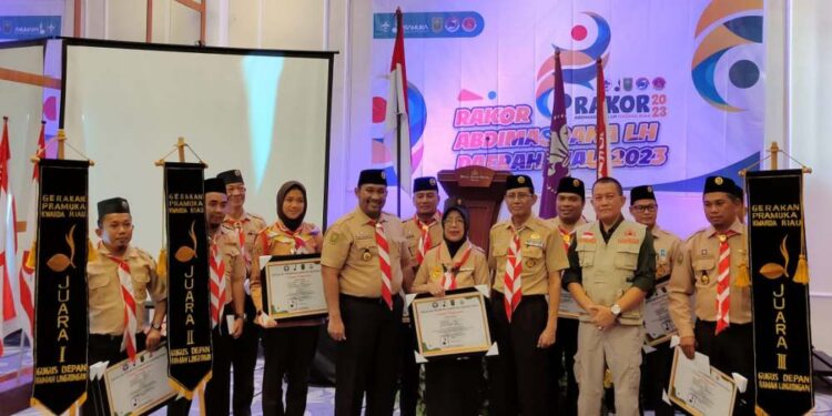 Kwarda Riau Serahkan Hadiah kepada Pemenang Lomba Gudep Ramah Lingkungan