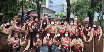 Aksi Bersih Pramuka Penggalang SMPN 37 Jakarta pada Perayaan Founder’s Days 2023