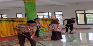 Sambut Bulan Suci Ramadhan, Pramuka Peduli Kwarcab Bolaang Mongondow Timur Bersihkan Masjid