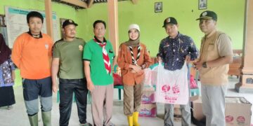 Pramuka Peduli Kwarcab Rembang Bantu Korban Bencana Banjir