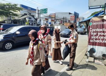 Jelang Ramadhan, Pramuka Penegak Kwarran Parung Ikuti Gerakan Urus Sampah Bersama Masyarakat
