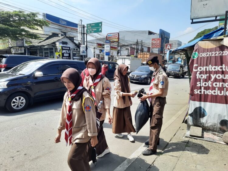 Jelang Ramadhan, Pramuka Penegak Kwarran Parung Ikuti Gerakan Urus Sampah Bersama Masyarakat