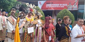 Ramai ! Ratusan Remaja Berpakaian Adat Melintas di Jalan Pramuka