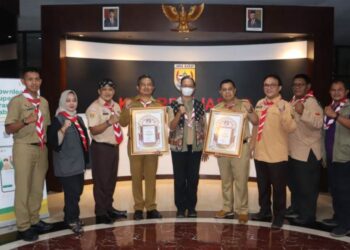 Kwarnas Serahkan Piagam Penghargaan Karya Bakti Lebaran Tahun 2022 kepada Kwarda Jabar