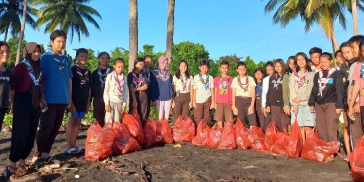 Pramuka SMP Negeri 2 Tutuyan Gelar Aksi Peduli Sampah