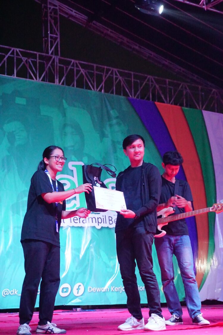 Raih Juara 1 Dalam Jingle Pertinas SBH 2023, Band Monokleus Meriahkan Welcoming Night