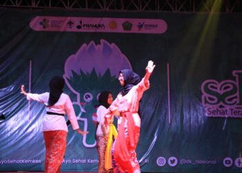 Kontigen Daerah DKI Jakarta, menampilkan Tarian Kembang Jatoh dari Suku Betawi.