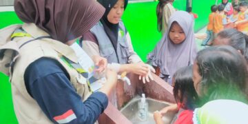 Dengan mencuci tangan dapat terhindar dari penyakit.