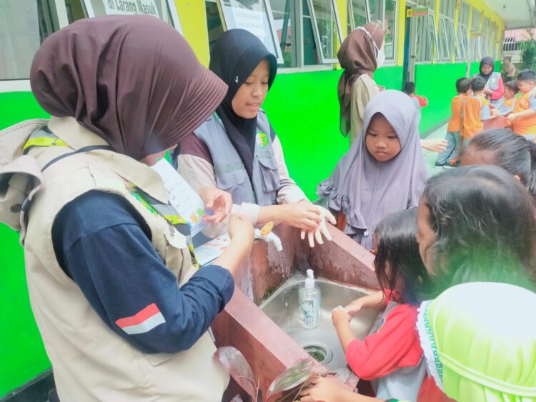 Dengan mencuci tangan dapat terhindar dari penyakit.