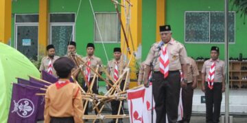 Ka Kwarcab Inhu Lepas Kontingen SDIT Khairul Ummah Ikuti Kemah Wilayah Riau III