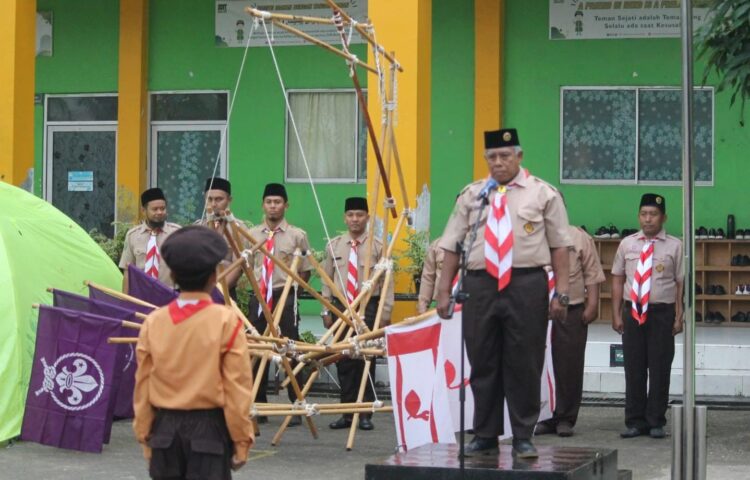 Ka Kwarcab Inhu Lepas Kontingen SDIT Khairul Ummah Ikuti Kemah Wilayah Riau III