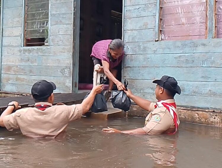 Peduli Banjir, Kwarran Rengat Barat Distribusikan Paket Donasi Untuk Warga