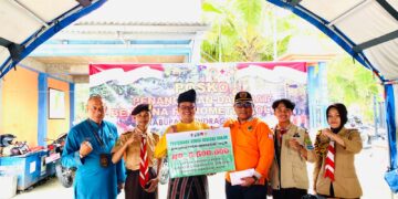Satgas Pramuka Peduli Kwarcab Inhil Serahkan Bantuan ke Masyarakat Terdampak Banjir