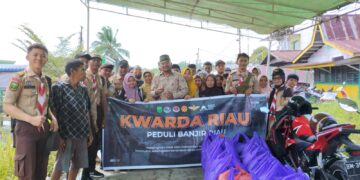 Satgas Pramuka Peduli Kwarda Riau Salurkan Nasi Kotak Untuk Warga Terdampak Banjir di Rumbai