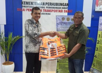 BPTD Kelas II Riau Serahkan Bantuan Life Jacket ke Satgas Pramuka Peduli Kwarda Riau