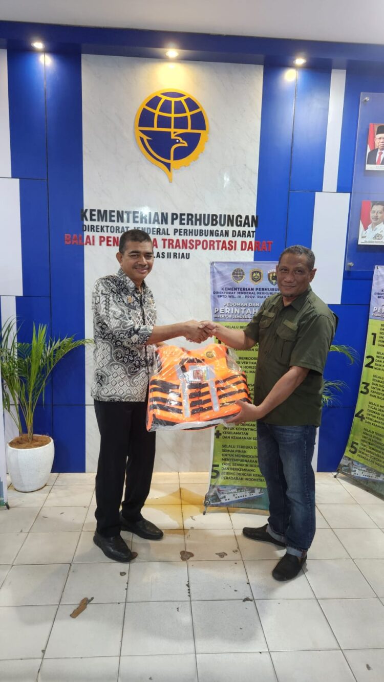 BPTD Kelas II Riau Serahkan Bantuan Life Jacket ke Satgas Pramuka Peduli Kwarda Riau