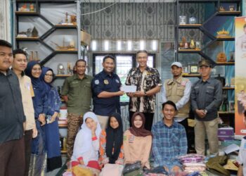 Kwarcab Pekanbaru Serahkan Donasi Peduli Banjir kepada Kwarda Riau