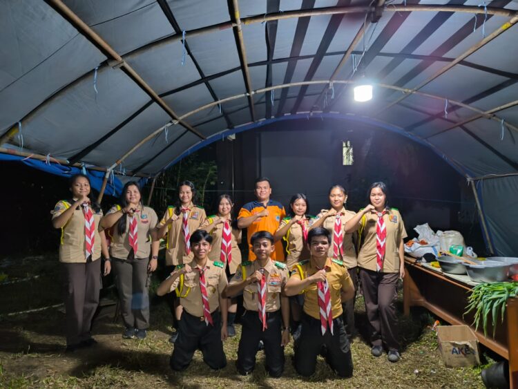 Pramuka SMA N 7 Manado dan Saka SAR Manado Bantu Dapur Umum Bencana Gunung Ruang Sulawesi Utara