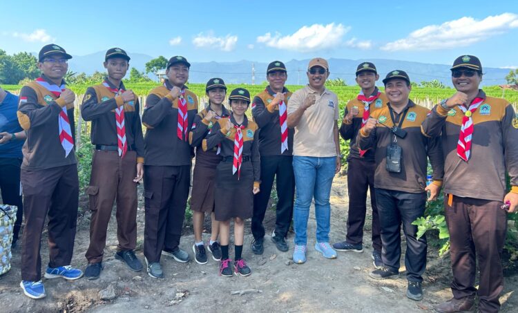 Kolaborasi Lawan Inflasi, Saka Kalpataru Buleleng Ikuti Panen Perdana Cabai dan Terong di Hutan Kota