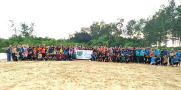 Peserta Kemah Pemuda Pesisir Tanam 1000 Batang Mangrove