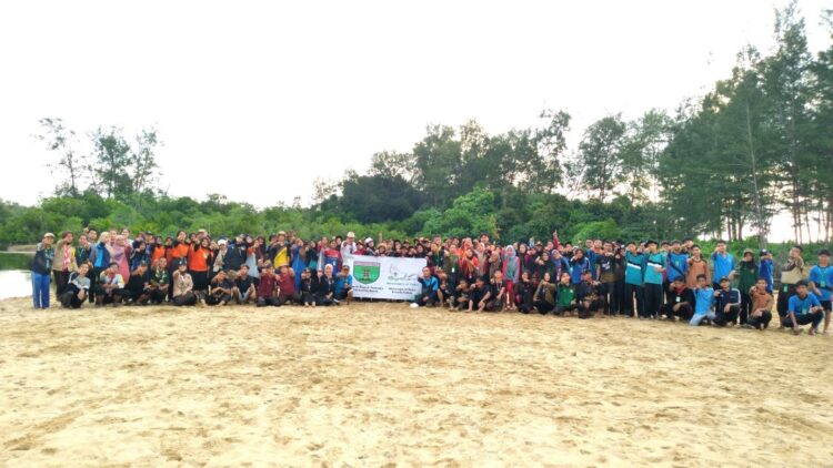 Peserta Kemah Pemuda Pesisir Tanam 1000 Batang Mangrove