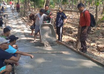 Bersama Warga, Peserta Perkemahan Wirakarya Lakukan Pengecoran Jalan