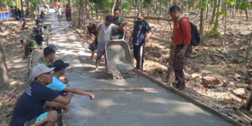Bersama Warga, Peserta Perkemahan Wirakarya Lakukan Pengecoran Jalan