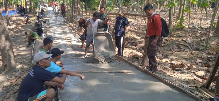 Bersama Warga, Peserta Perkemahan Wirakarya Lakukan Pengecoran Jalan