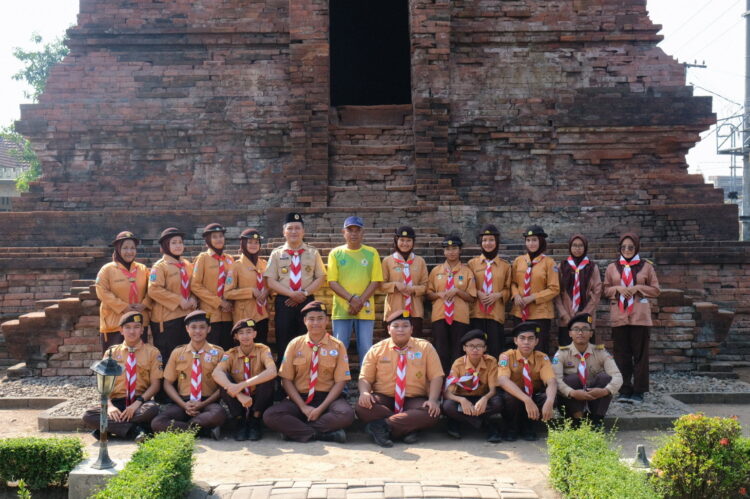 Ajak Pelajari Jejak Kebesaran Kerajaan Majapahit, Sembari Lantik Pramuka Penegak Bantara – Laksana di Candi Pari