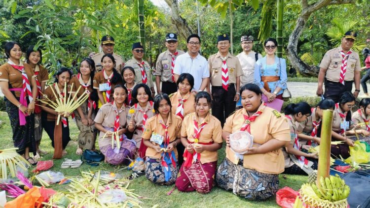 Ketua Kwarcab Denpasar meninjau langsung pelaksanaan berbagai lomba yang digelar di Taman Kota Lumintang