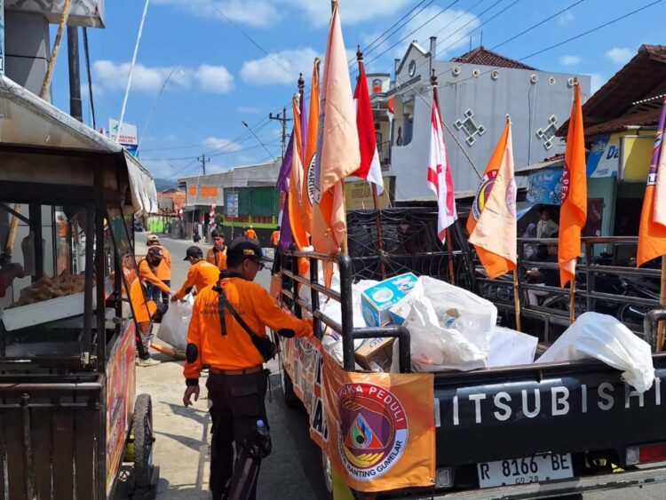 Ikuti Karnaval, Pramuka Peduli Kwarran Gumelar Bersihkan Rute