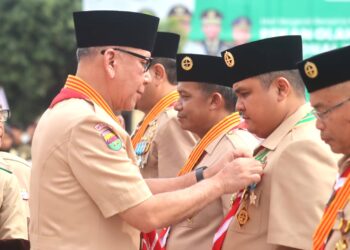 Hari Pramuka ke-63 Kwarda Sumatera Utara Ketua  Kwarcab Kota Medan Terima Lencana Darma Bakti