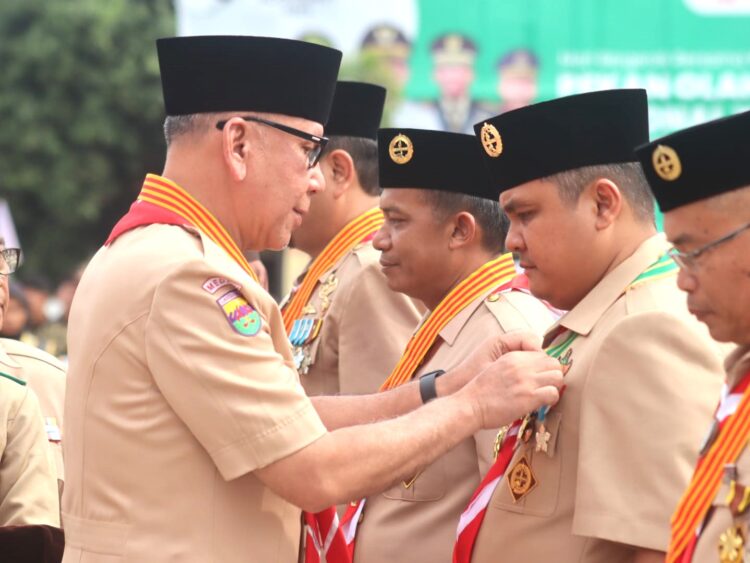 Hari Pramuka ke-63 Kwarda Sumatera Utara Ketua Kwarcab Kota Medan Terima Lencana Darma Bakti