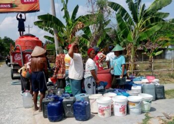 Gelar Aksi Pramuka Peduli, Kwarran Toroh Distribusi Ribuan Liter Air Bersih