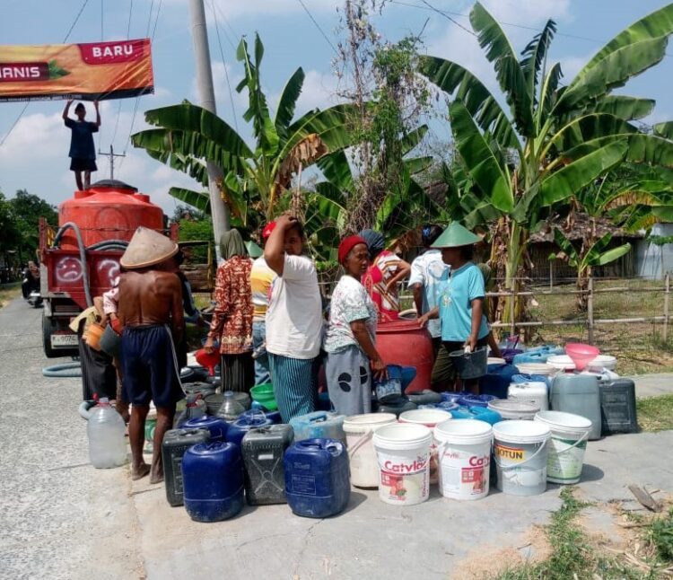 Gelar Aksi Pramuka Peduli, Kwarran Toroh Distribusi Ribuan Liter Air Bersih