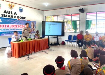 Andi Muh. Yauri/ YB8AO Menyampaikan Materi Operating Prosecedur Jota di UPT SMAN 8 Bone