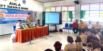 Andi Muh. Yauri/ YB8AO Menyampaikan Materi Operating Prosecedur Jota di UPT SMAN 8 Bone