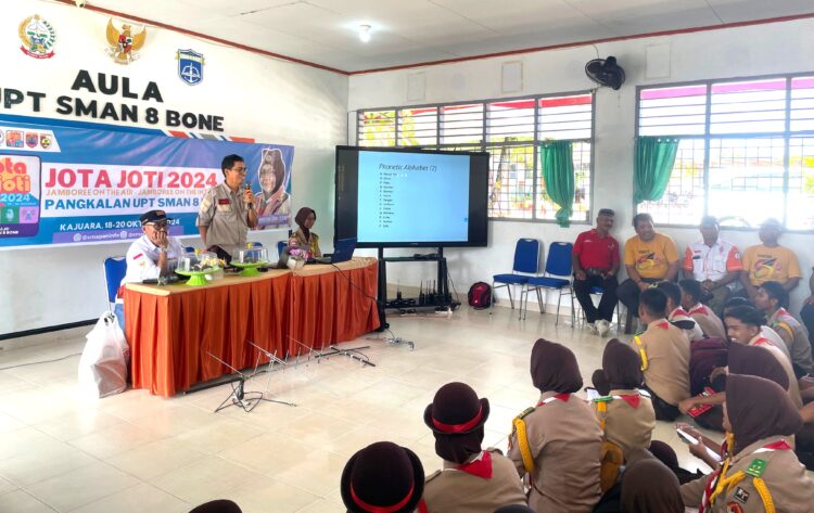 Andi Muh. Yauri/ YB8AO Menyampaikan Materi Operating Prosecedur Jota di UPT SMAN 8 Bone