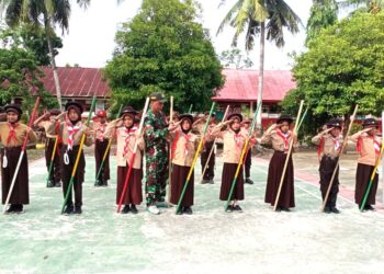 Babinsa Latih Pramuka di SDI 6/75 Corawali untuk Tingkatkan Disiplin dan Cinta Tanah Air